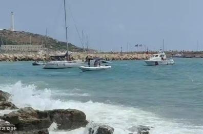 Mare agitato nel Salento: soccorsa un’imbarcazione a Leuca, affondata barca in porto a Otranto