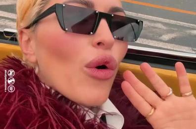 Sanremo 2025, ecco l'arrivo &laquo;decisamente pugliese&raquo; di Serena Brancale su una decappottabile gialla