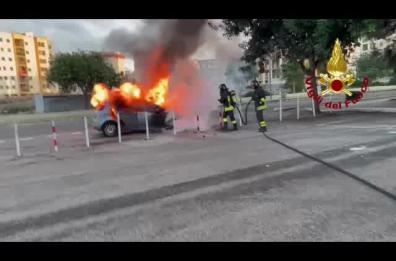 Lecce, auto a gpl brucia in pieno centro abitato: fiamme alte e paura