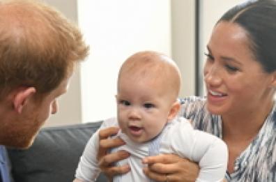 Baby Archie compie un anno: il piccolo di casa Windsor figlio di Meghan e Harry 