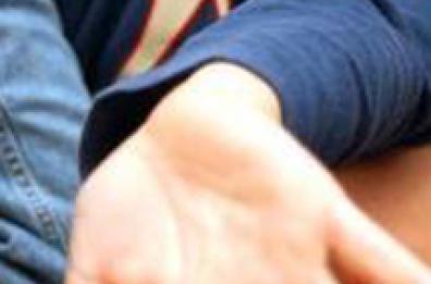 Lecce, abusi su bimbo: condannati padre e zio a 8 anni a testa 