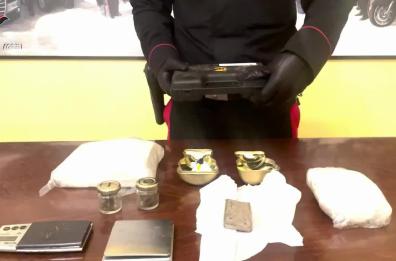 Un chilo di cocaina nascosto in una cassa acustica e nel microonde: arrestato 44enne a Troia