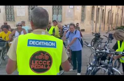 Beatrice Rana in bici fa da apripista al Festival "Classiche Forme" di Lecce