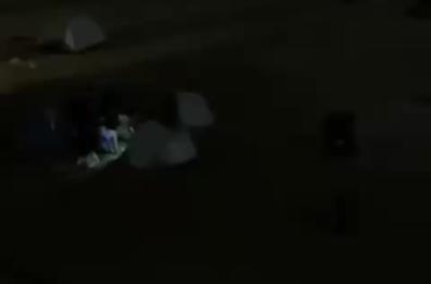 Bari, accampamenti e ressa al Canalone: in attesa delle stelle cadenti tanti rifiuti in riva al mare VIDEO
