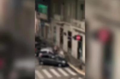 Bari, sesso al freddo e al gelo della sera sul cofano di un'auto in sosta: video virale sui social VIDEO 