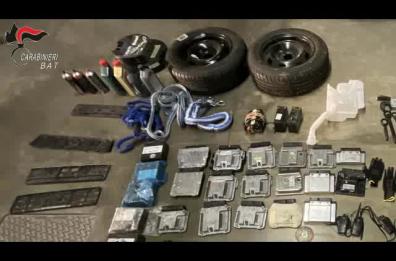 Un casolare con auto rubata, centraline e arnesi da scasso: due arresti tra Andria e Corato