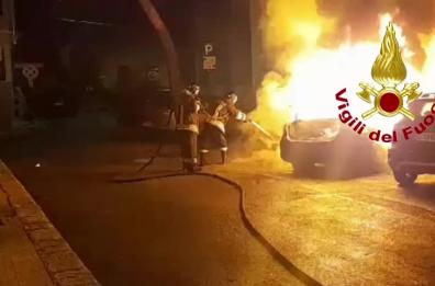 Lecce, auto in fiamme in via Congedo: evacuata la palazzina vicina al rogo