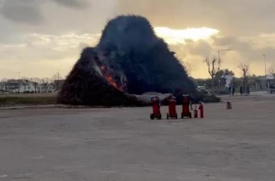 Vento forte su Novoli: solleva le ceneri della Fòcara in Salento, gente in fuga