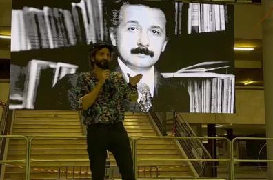 Bari, lo stile dissacrante di Barbascura rivisita con ironia alcuni grandi miti della scienza