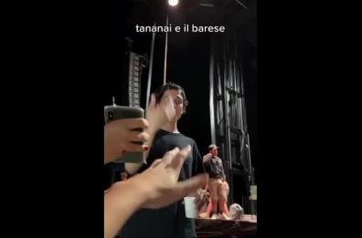 Tananai alle prese con il dialetto barese: gli lanciano sul palco una confezione di orecchiette e l'equivoco è facile