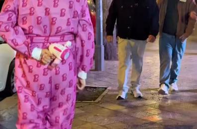 Il comico Del Campo in giro per Bari a spaventare la gente: ma occhio alle reazioni, potrebbe finire male