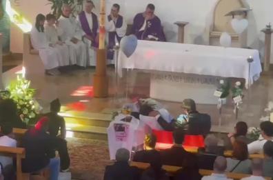 Bisceglie piange Alicia, chiesa gremita per i funerali della 12enne morta travolta da un albero VIDEO