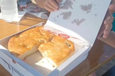 Il Ferragosto dei baresi: in spiaggia a Pane e Pomodoro tra focaccia e spaghetti con le cozze