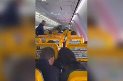 Sorpresa sul volo Palermo-Bari: l'attore Claudio Santamaria racconta ai passeggeri la storia de «Il Nibbio»