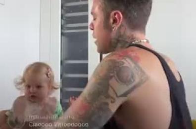 Fedez, la figlia Vittoria dice 'Papà' per la prima volta in diretta Instagram