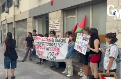 Bari, studenti in protesta contro «lo sceriffo» Valditara: «La scuola non offre alternative al nostro futuro incerto» VIDEO