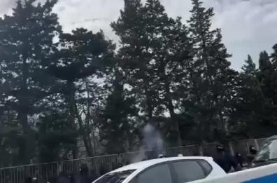Torre a Mare, rissa tra tifosi della Fiorentina e della Fidelis Andria: aggressione con mazze e catene tra le auto incolonnate