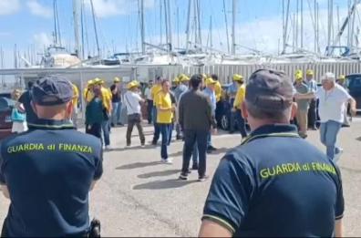 «Blitz» Coldiretti in porto a Bari per difendere il made in Italy contro invasione prodotti stranieri