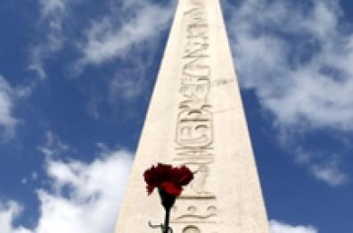 L'ombra dell'Isis
sulla strage ad Istanbul
Lo strazio dei parenti