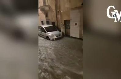 Maltempo, continua l'allerta gialla in Puglia: fiumi d'acqua a Bari, ad Altamura fulmine colpisce palazzina VIDEO