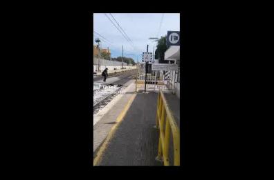 Attraversa i binari pochi istanti prima del passaggio del Frecciarossa: tragedia sfiorata a Bari Palese-Macchie