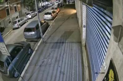A Foggia nella notte bomba carta contro un negozio: il video