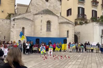 Bari, in piazza Ferrarese un grido di pace: «Fermiamo la guerra in Ucraina»