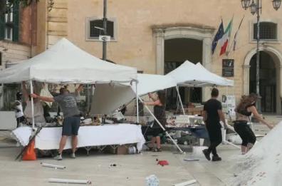 Tromba d'aria a Matera, volano i gazebo del mercatino dell'usato