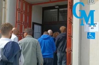Bari, lunga fila per votare: qualche disagio al seggio 59
