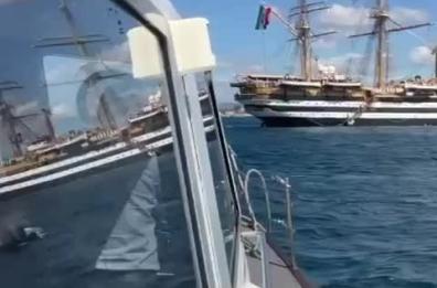 Grande emozione per l'arrivo della nave Vespucci a Taranto