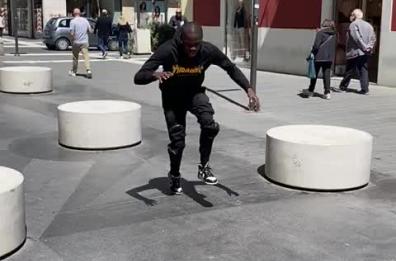 Dalla Sierra Leone a Bari: lo spettacolare contorsionismo di Eddie Flexible 