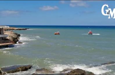 Torre a Mare, auto con a bordo una 21enne precipita dal molo e finisce in acqua: recuperato il corpo senza vita VIDEO