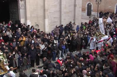 La processione del «Bacio» chiude a Troia il triduo pasquale dei Riti 