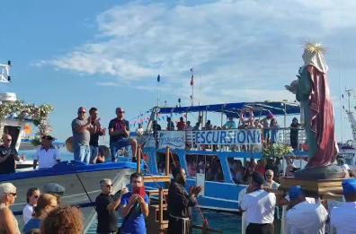 A Porto Cesareo si festeggia Santa Cesarea: la processione in mare nel segno di Gaza