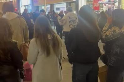 Bari, artista di strada incanta via Sparano cantando Tango di Tananai 