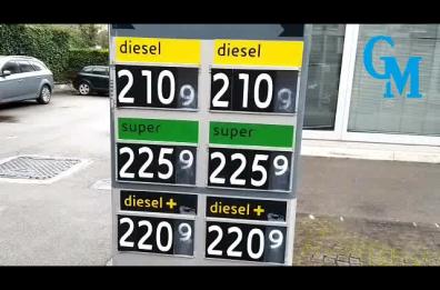 Bari, benzina e gasolio super cari, superano i 2 euro al litro: «Consumi a picco»