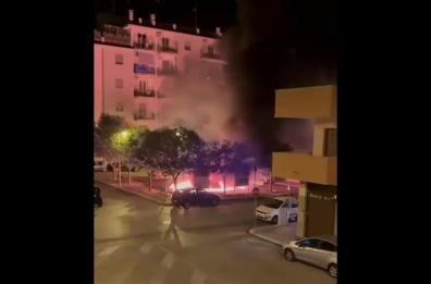 Giovinazzo, baby gang dà fuoco a un parco giochi nella notte: «Gesto inaccettabile»