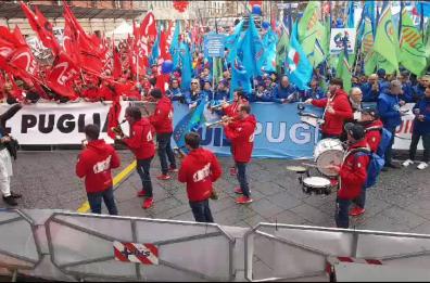 Centinaia di lavoratori in piazza a Bari e Potenza per lo sciopero delle Regioni del Sud