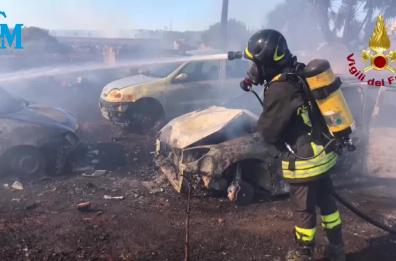 Nardò, il fuoco delle sterpaglie incendia tre auto