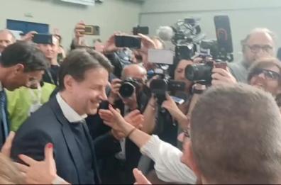 Giuseppe Conte accolto dalla folla a Bari: «Meloni? È lady tax»