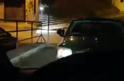 Lavello, auto sbaglia strada e finisce sulla scalinata