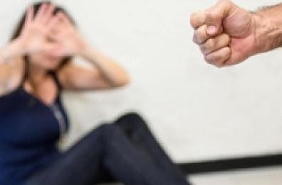 Picchia moglie e figlio minorenne disabile, 52enne in carcere