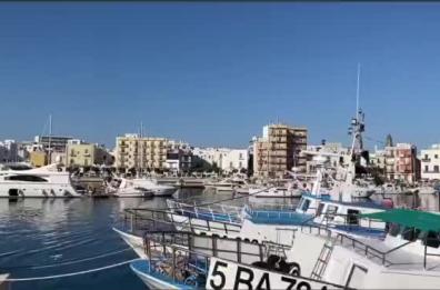 Puglia, suonano le sirene della protesta: ecco il video dal porto di Mola di Bari