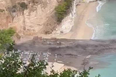Bomba d'acqua nel Foggiano, a Baia delle Zagare un fiume di fango e detriti travolge la spiaggia