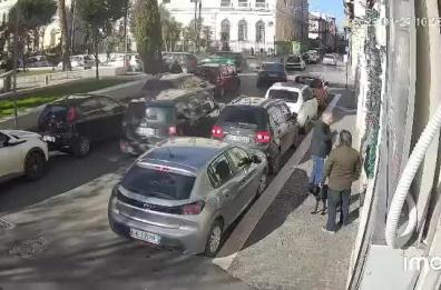 Rubano una Mercedes di lusso in pieno giorno a San Severo: proprietario rincorre i ladri urlando «Fermateli» VIDEO Rubano una Mercedes di lusso in pieno giorno a San Severo: proprietario rincorre i ladri urlando «Fermateli» VIDEO