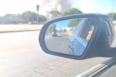 Bari, incendio di vaste dimensioni alle spalle dell'Arena della Vittoria: fumo nero e paura tra i residenti