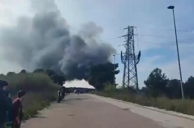 Bari, fiamme nel campo rom allo svincolo per Poggiofranco: il fumo nero visibile da chilometri di distanza VIDEO