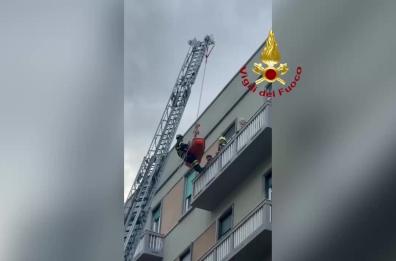 Bari, paura in via Corf&ugrave;: donna bloccata al quinto piano, soccorsa con l&rsquo;autoscala