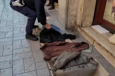 Foggia, sequestro di un centinaio di capi di abbigliamento da mercatino dell'usato