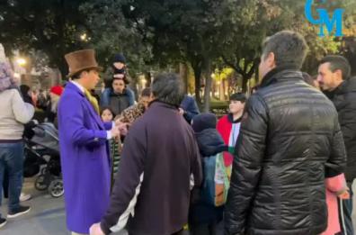 Bari, il re del cioccolato Willy Wonka a spasso per la città